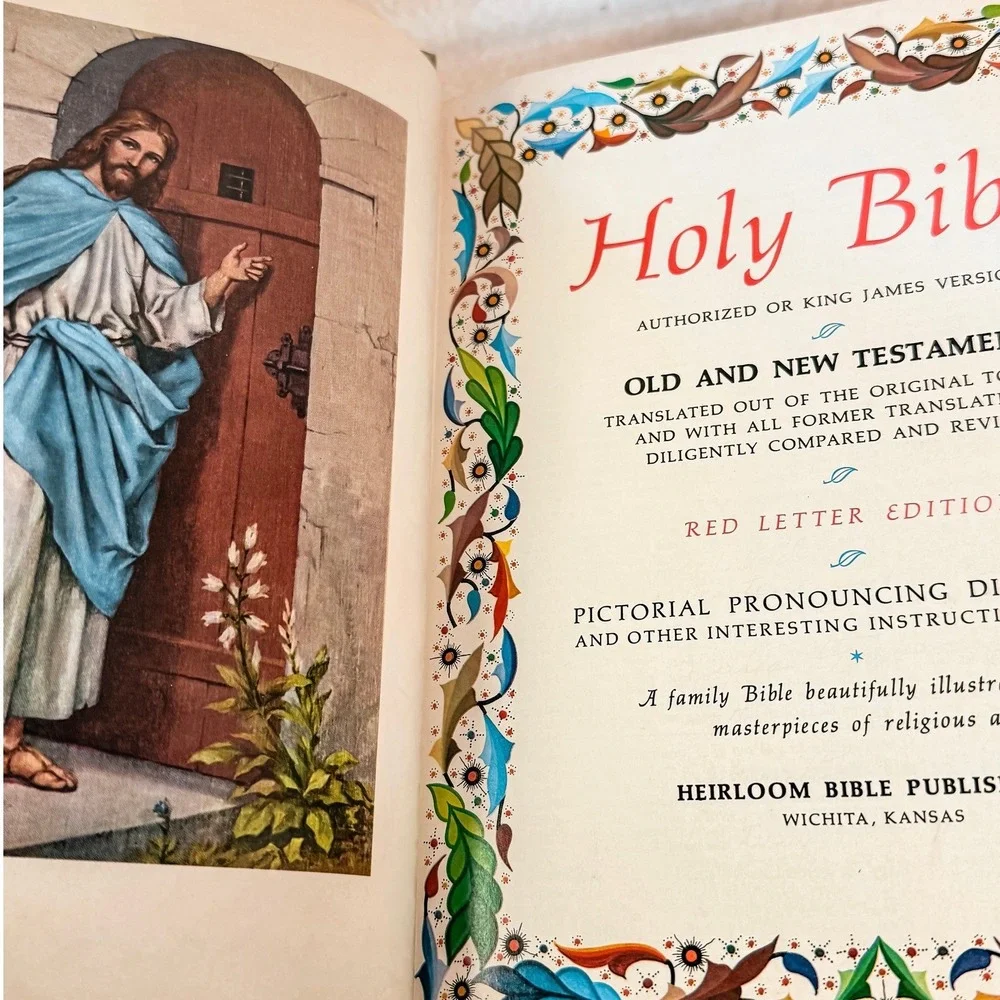 Heirloom Family Bible‎